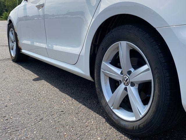 Volkswagen Passat 2.5L SE MT 2013