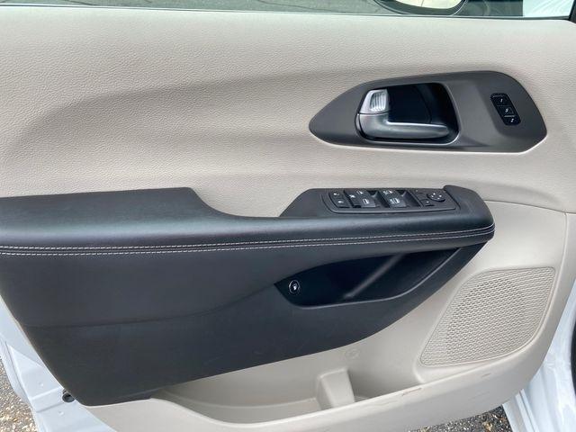 Chrysler Pacifica Hybrid Select 2024