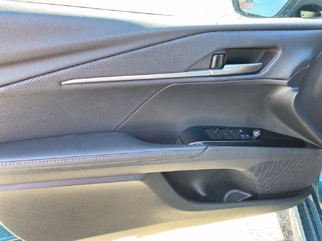 Toyota Camry Hybrid SE AWD 2025