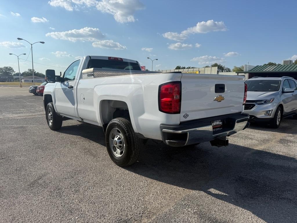 Chevrolet Silverado photo 2