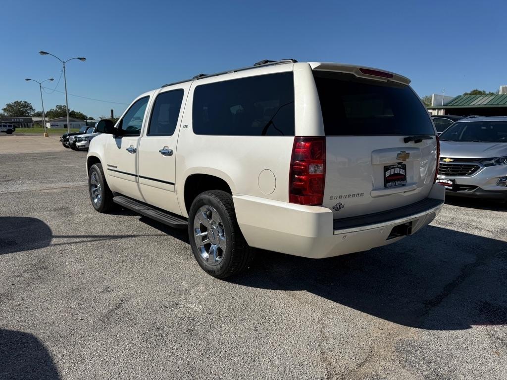 Chevrolet Suburban photo 2