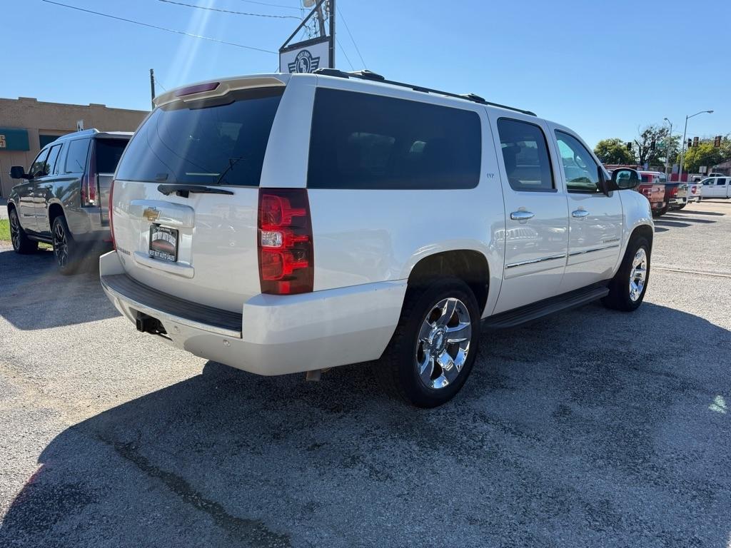 Chevrolet Suburban photo 3