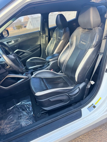 Hyundai Veloster Base 2013