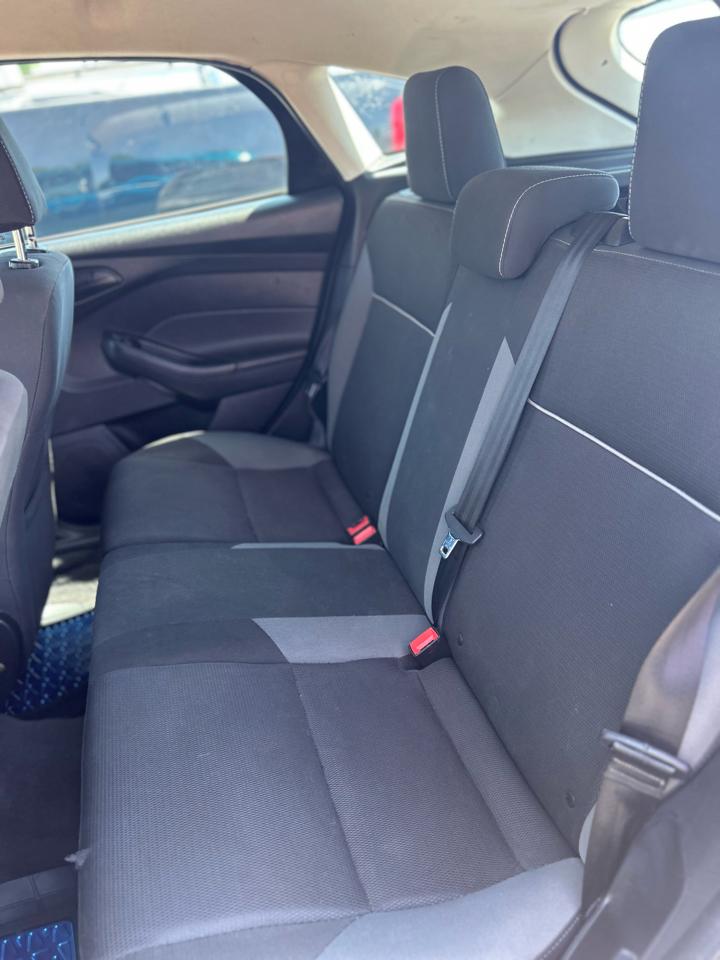 Ford Focus SE 2012
