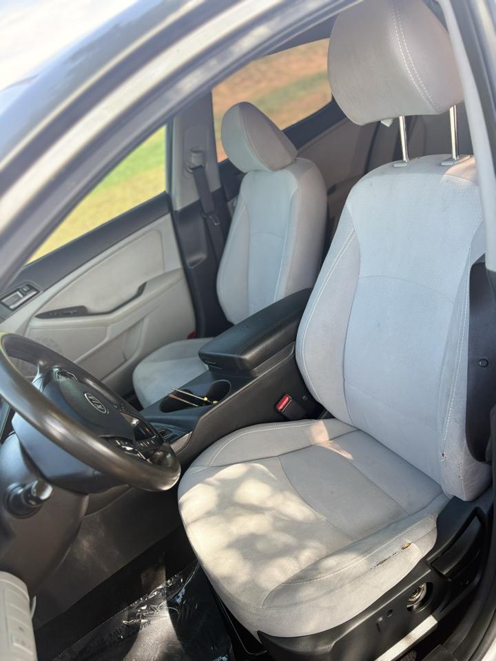 Kia Optima LX MT 2012