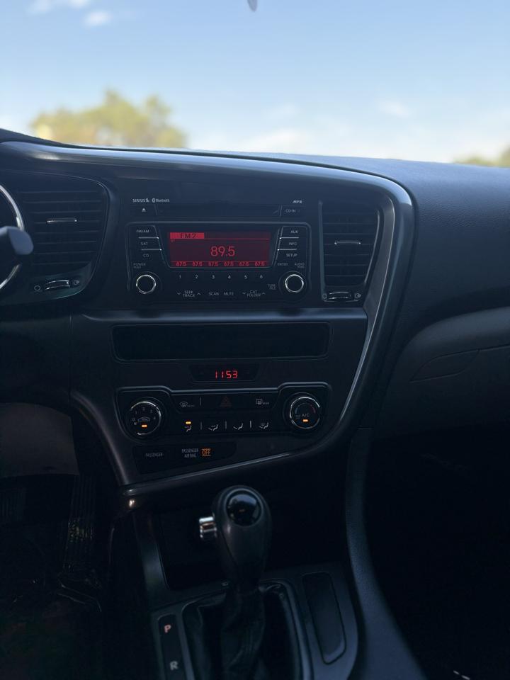 Kia Optima LX MT 2012