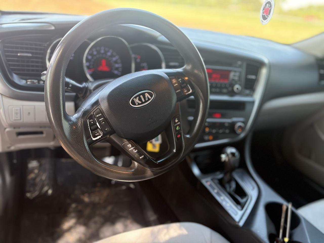 Kia Optima LX MT 2012