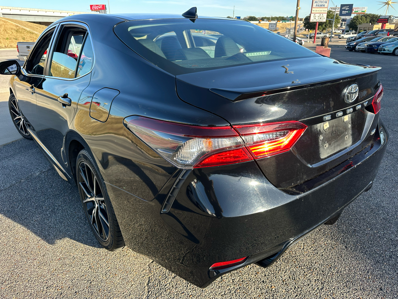 Toyota Camry SE 2021