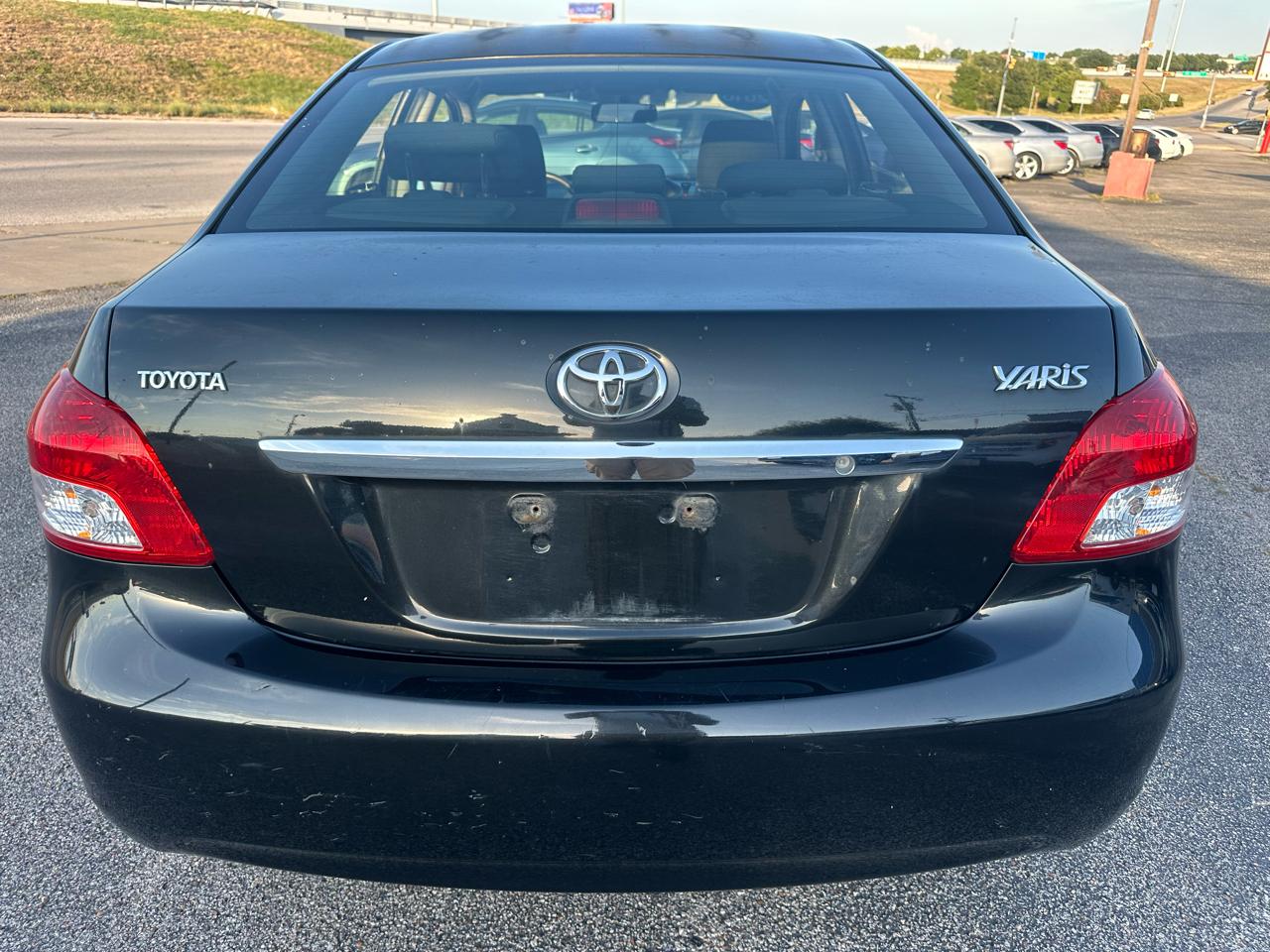 Toyota Yaris Sedan 4-Speed AT 2010