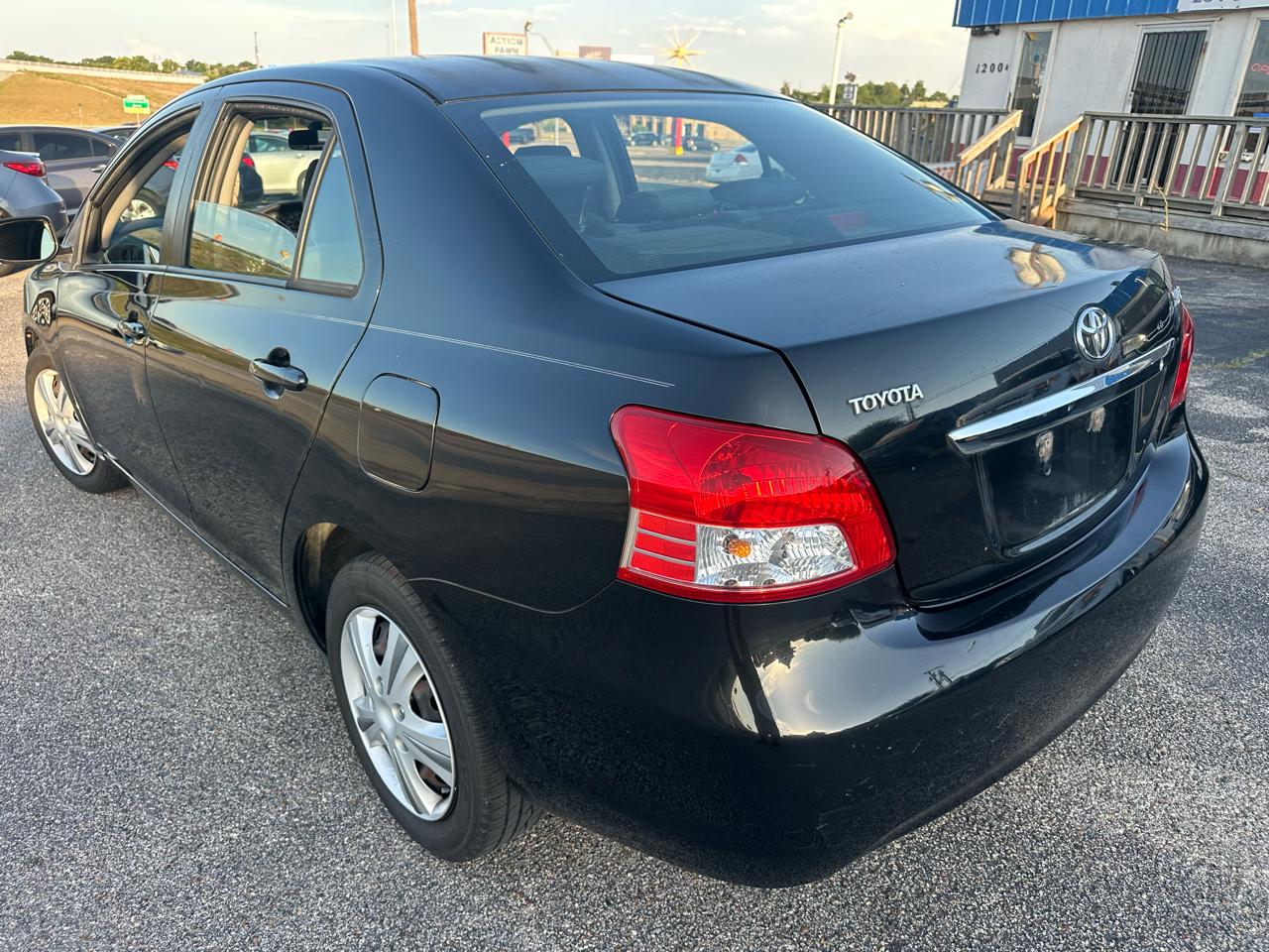 Toyota Yaris Sedan 4-Speed AT 2010