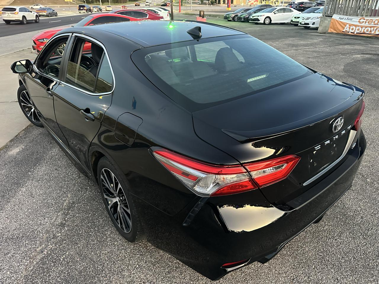 Toyota Camry photo 2