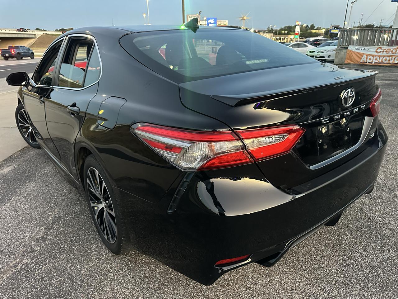 Toyota Camry photo 3