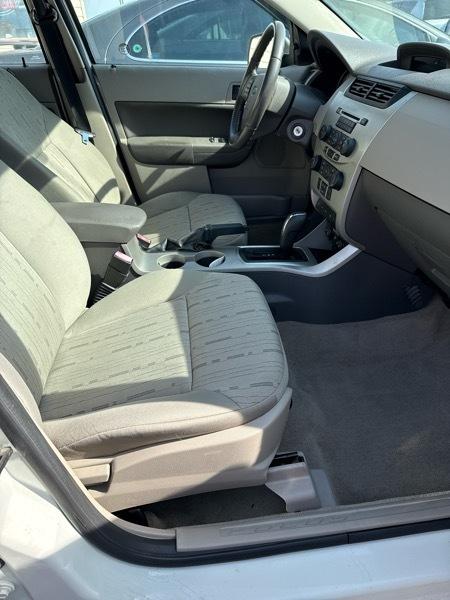 Ford Focus SE Sedan 2010