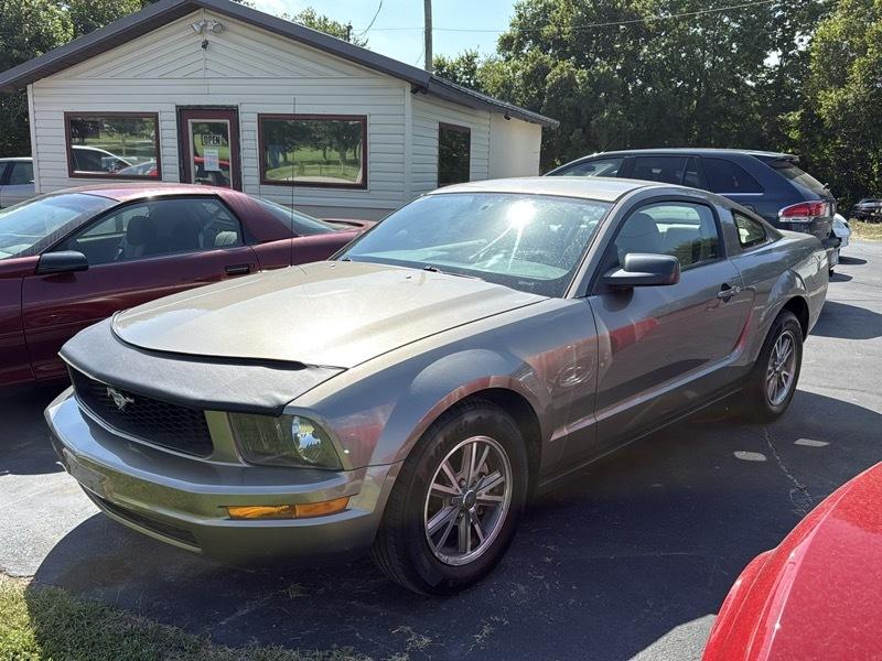 2005 Ford Mustang V6 Deluxe Coupe