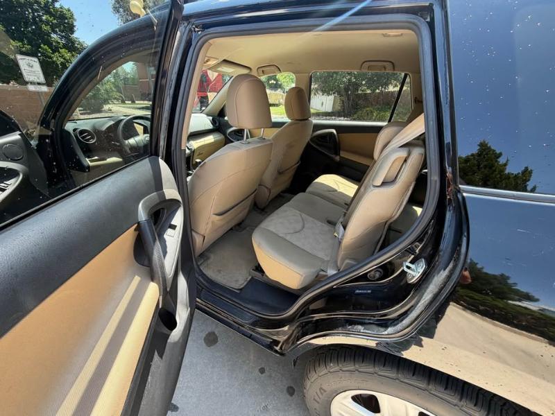 Toyota RAV4 Base I4 4WD 2011