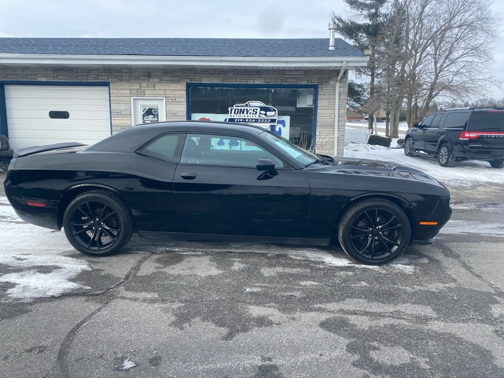 2016 Dodge Challenger SXT's photo