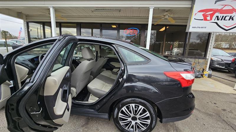 Ford Focus SE Sedan 2014