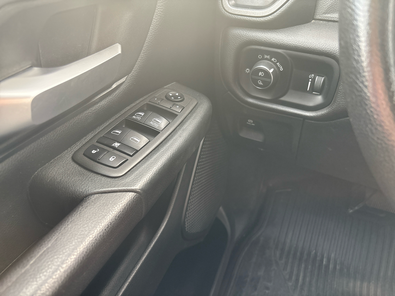 RAM 1500 Tradesman 4x4 Crew Cab 6'4" Box 2021