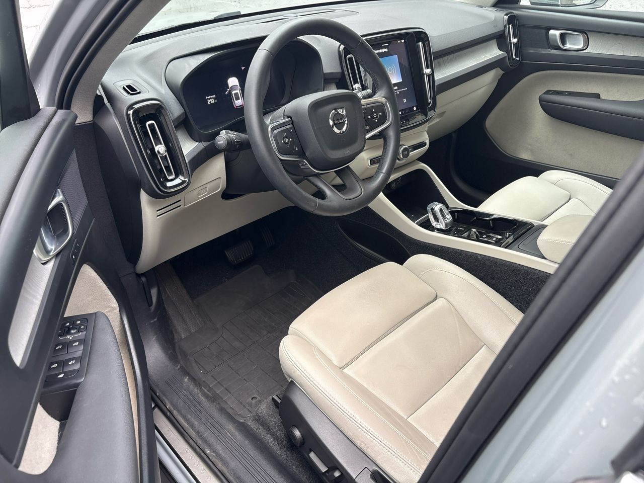 Volvo XC40 B5 AWD Plus Bright Theme 2024