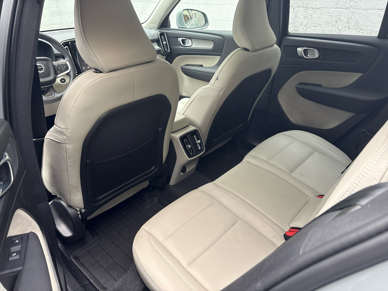 Volvo XC40 B5 AWD Plus Bright Theme 2024