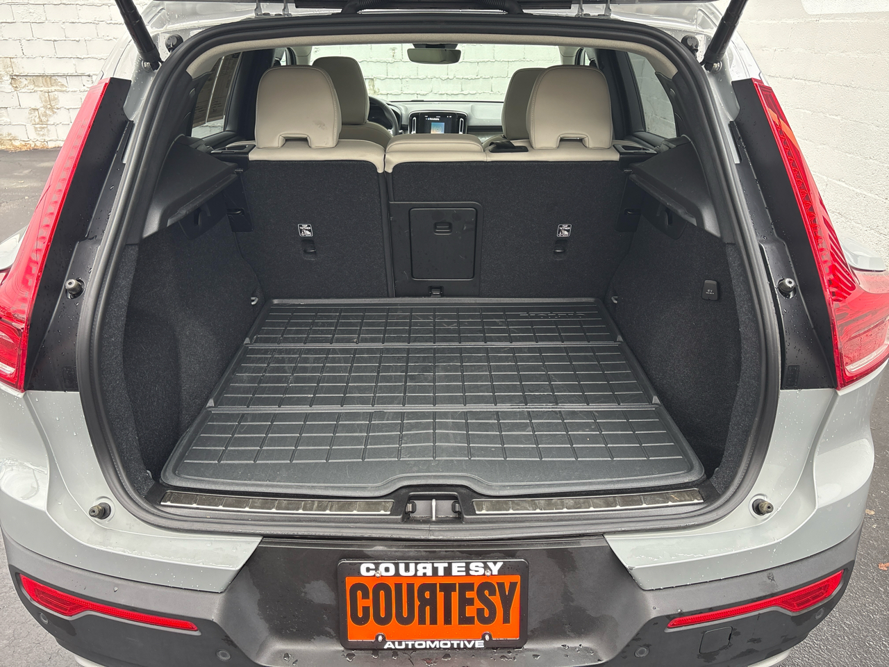 Volvo XC40 B5 AWD Plus Bright Theme 2024