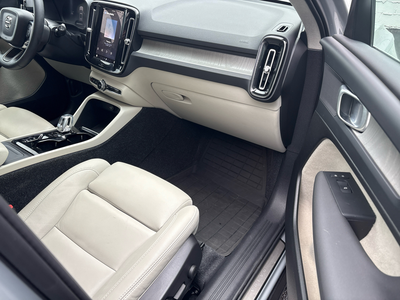 Volvo XC40 B5 AWD Plus Bright Theme 2024