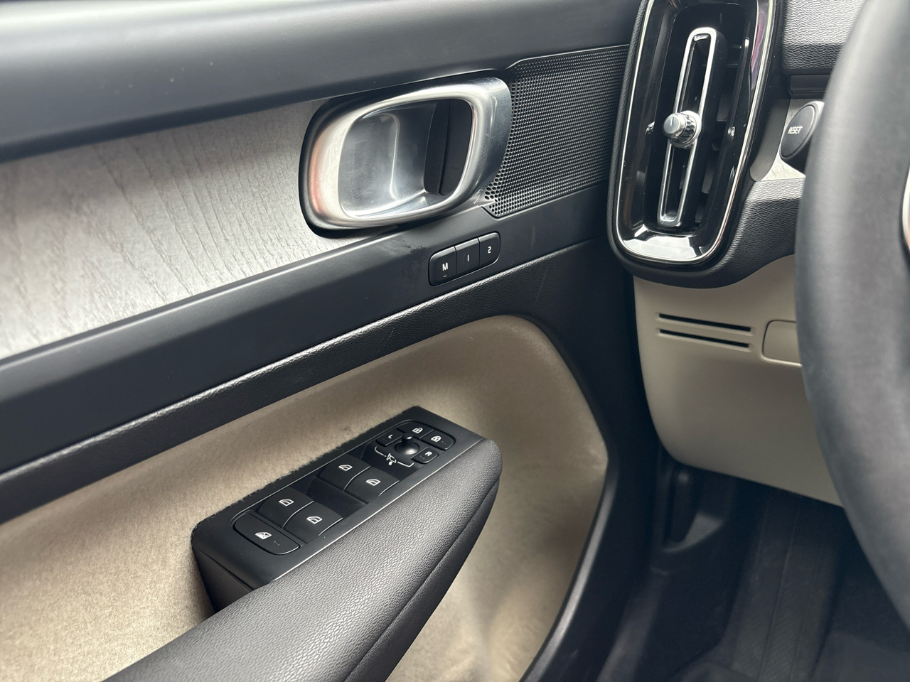 Volvo XC40 B5 AWD Plus Bright Theme 2024