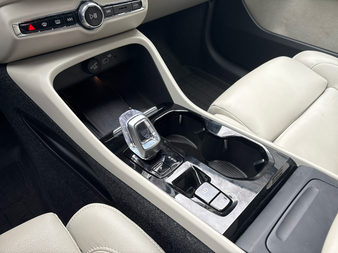 Volvo XC40 B5 AWD Plus Bright Theme 2024