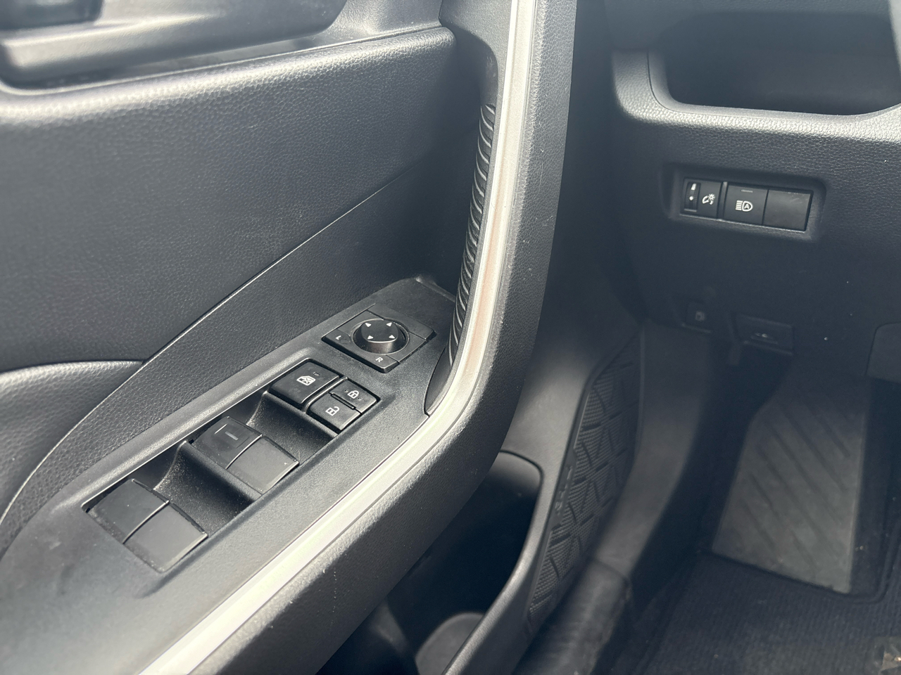 Toyota RAV4 Hybrid LE AWD (Natl) 2022