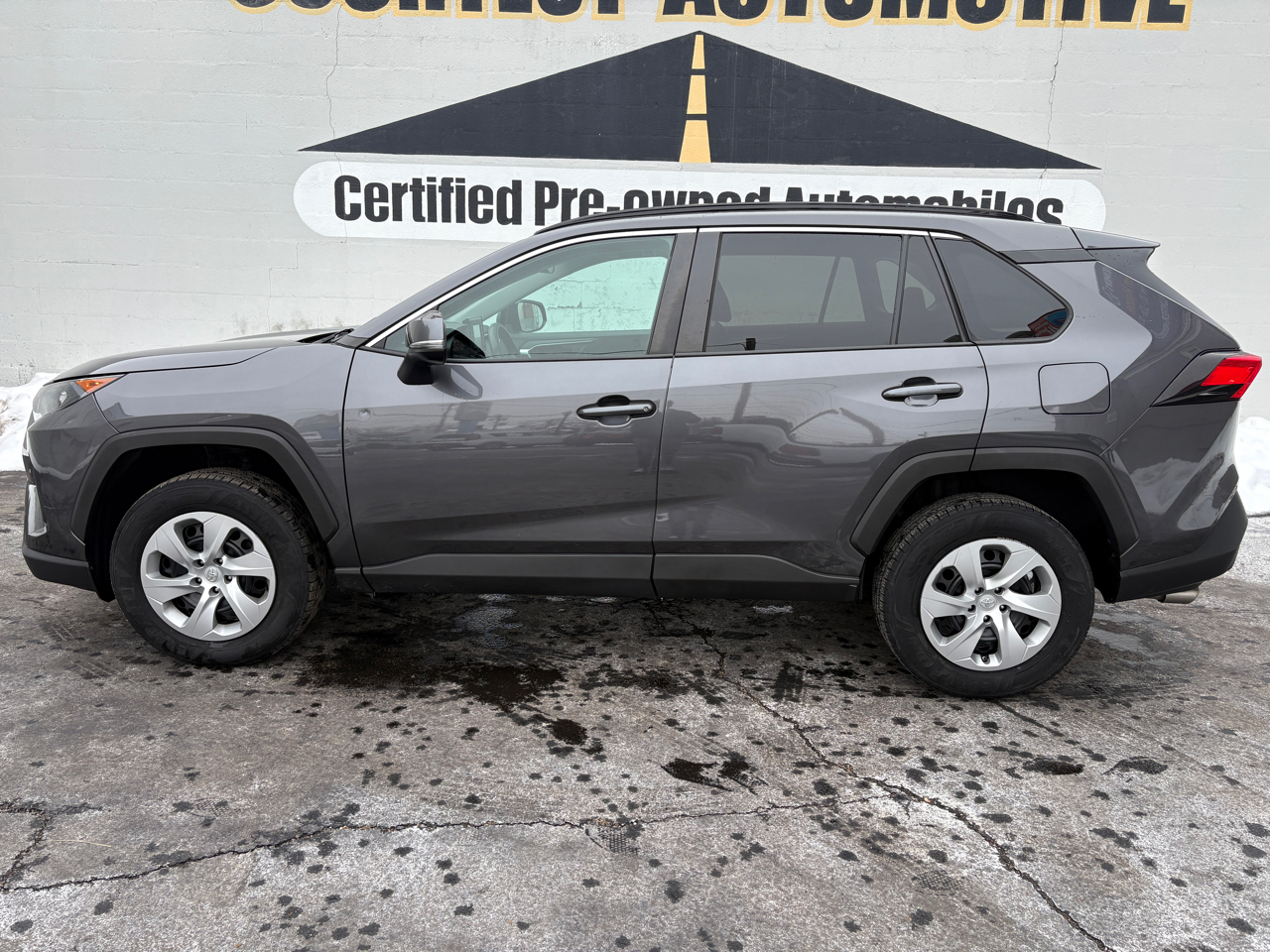 Toyota RAV4 LE FWD (Natl) 2021