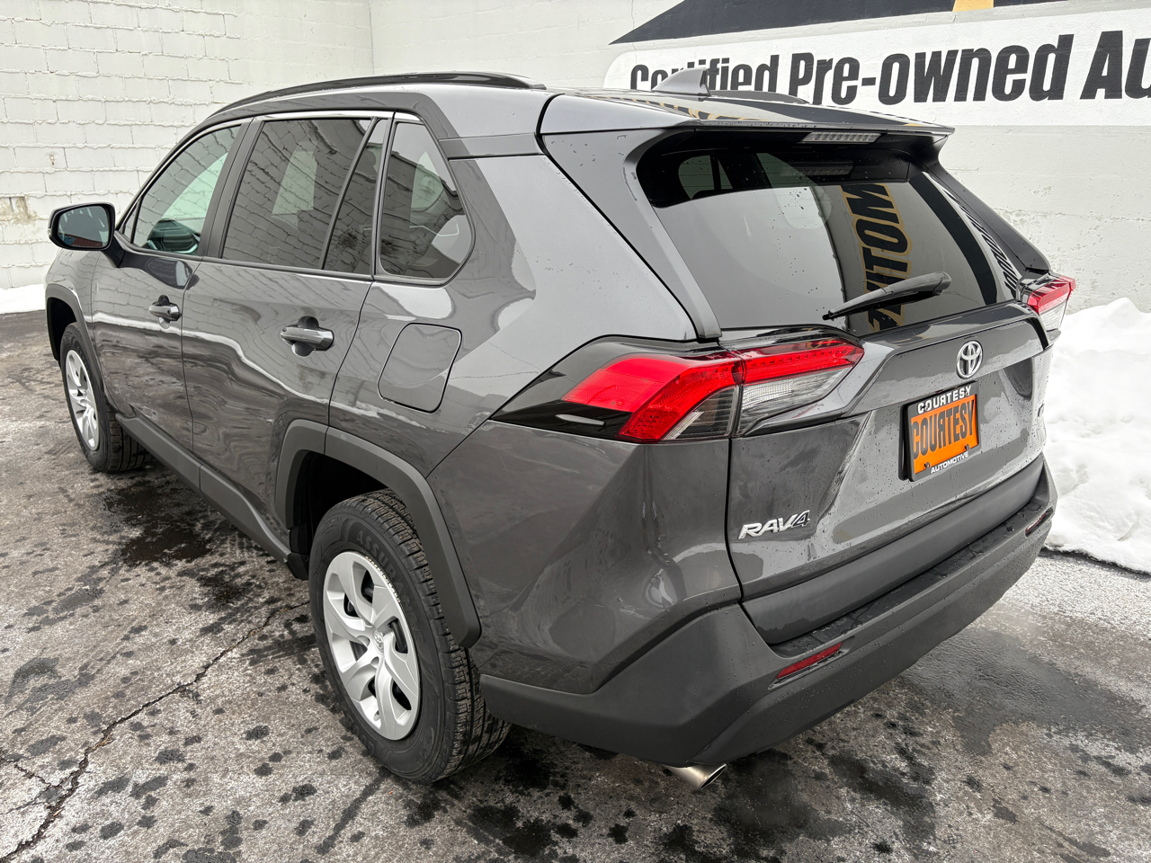 Toyota RAV4 LE FWD (Natl) 2021