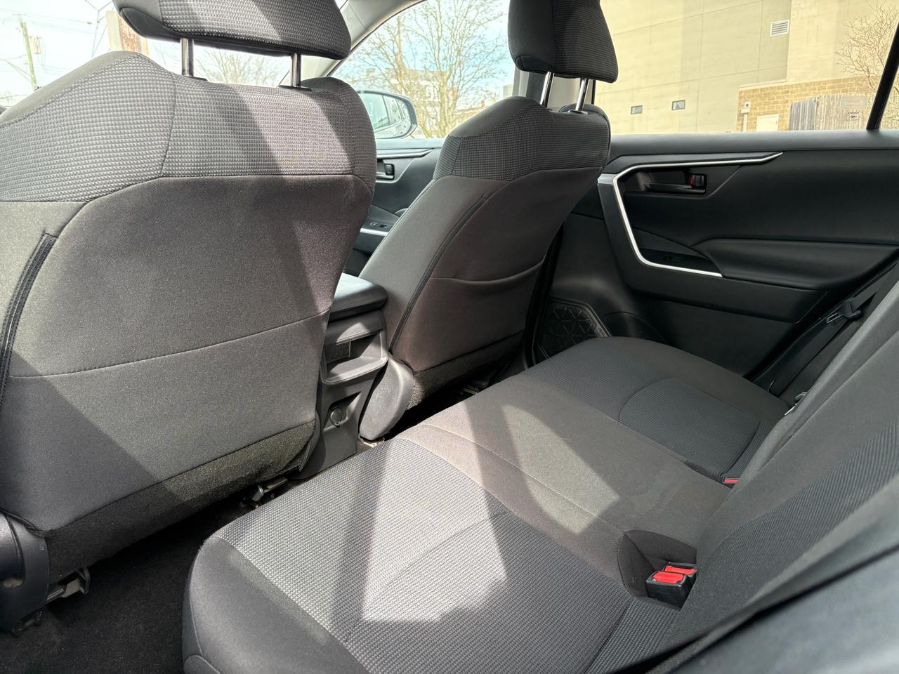 Toyota RAV4 LE FWD (Natl) 2021