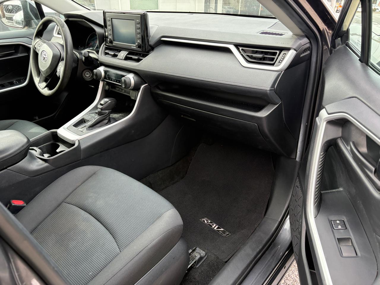 Toyota RAV4 LE FWD (Natl) 2021