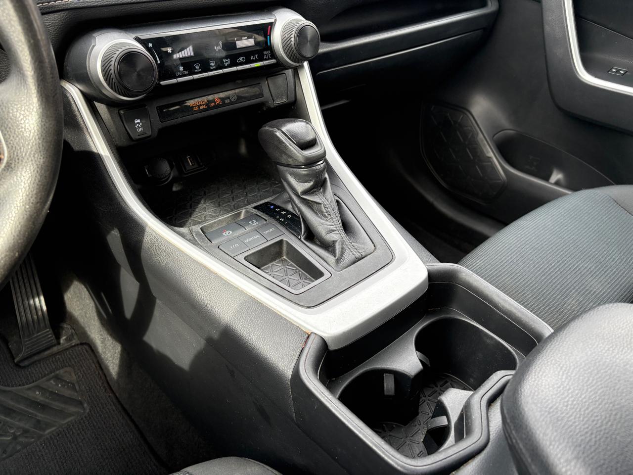 Toyota RAV4 LE FWD (Natl) 2021