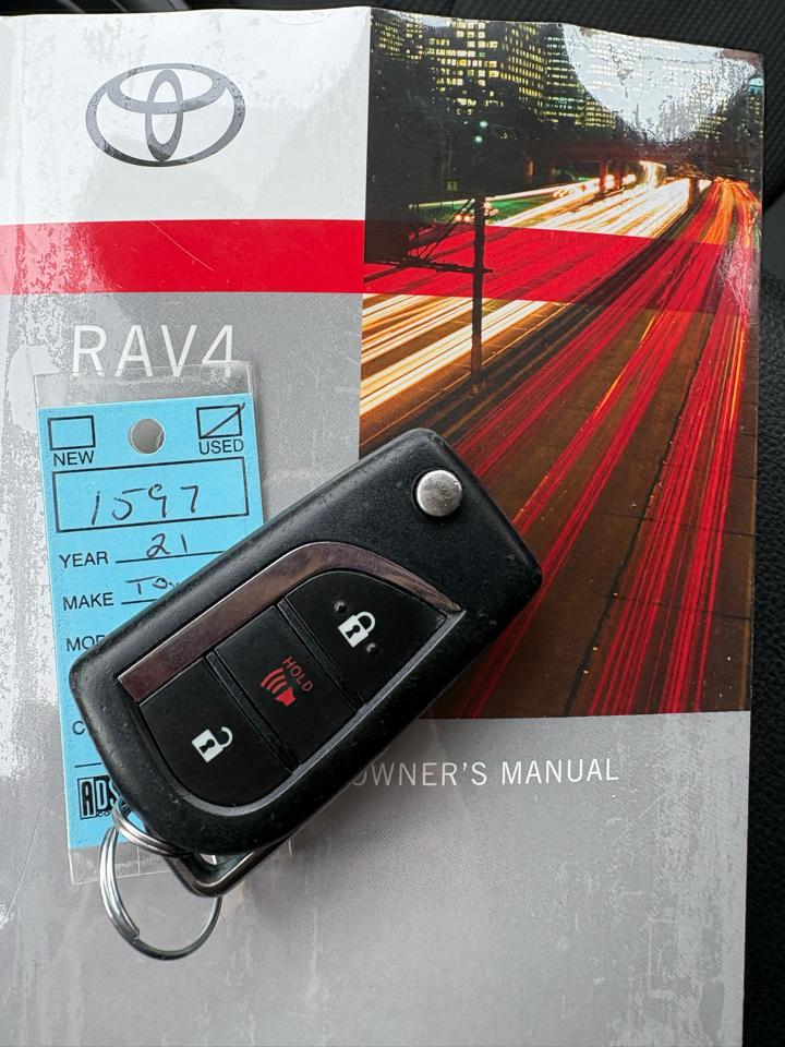 Toyota RAV4 LE FWD (Natl) 2021