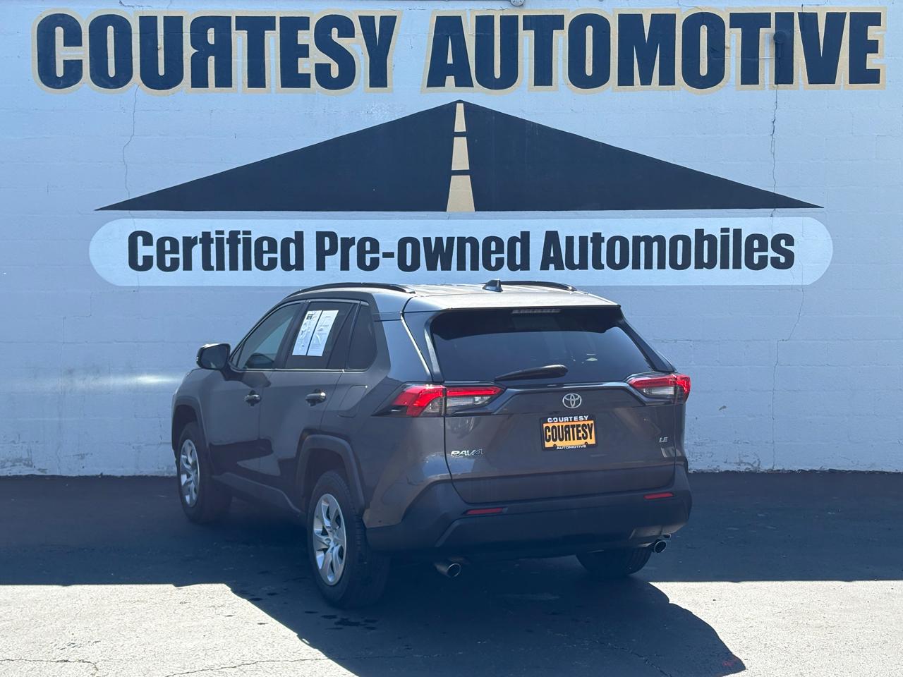 Toyota RAV4 LE FWD (Natl) 2021