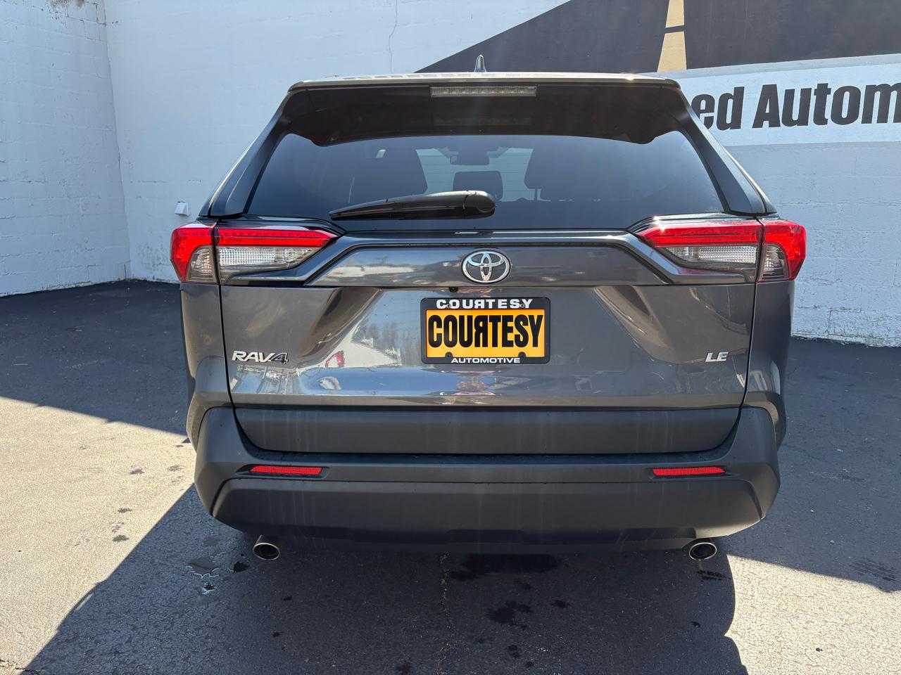 Toyota RAV4 LE FWD (Natl) 2021