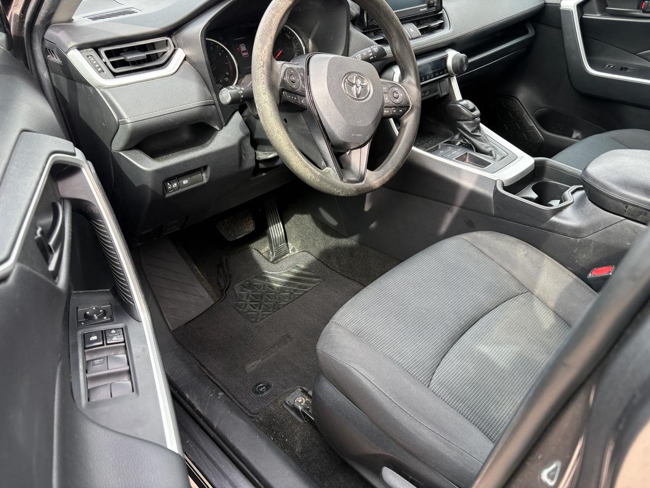 Toyota RAV4 LE FWD (Natl) 2021