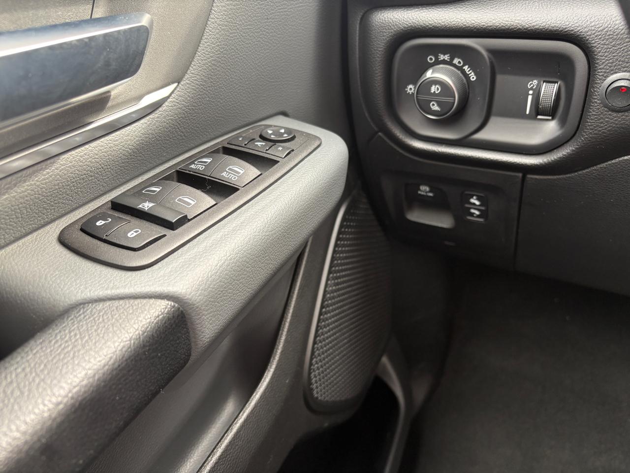 RAM 1500 Big Horn 4x4 Crew Cab 5'7" Box 2022