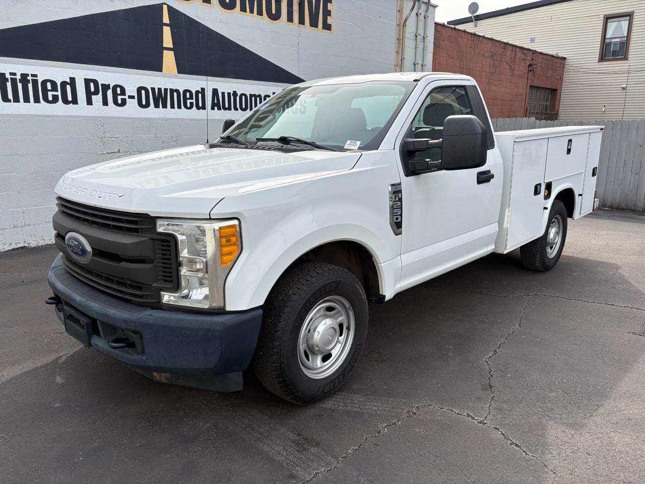 Ford Super Duty F-250 SRW XLT 2WD Reg Cab 8' Box 2017