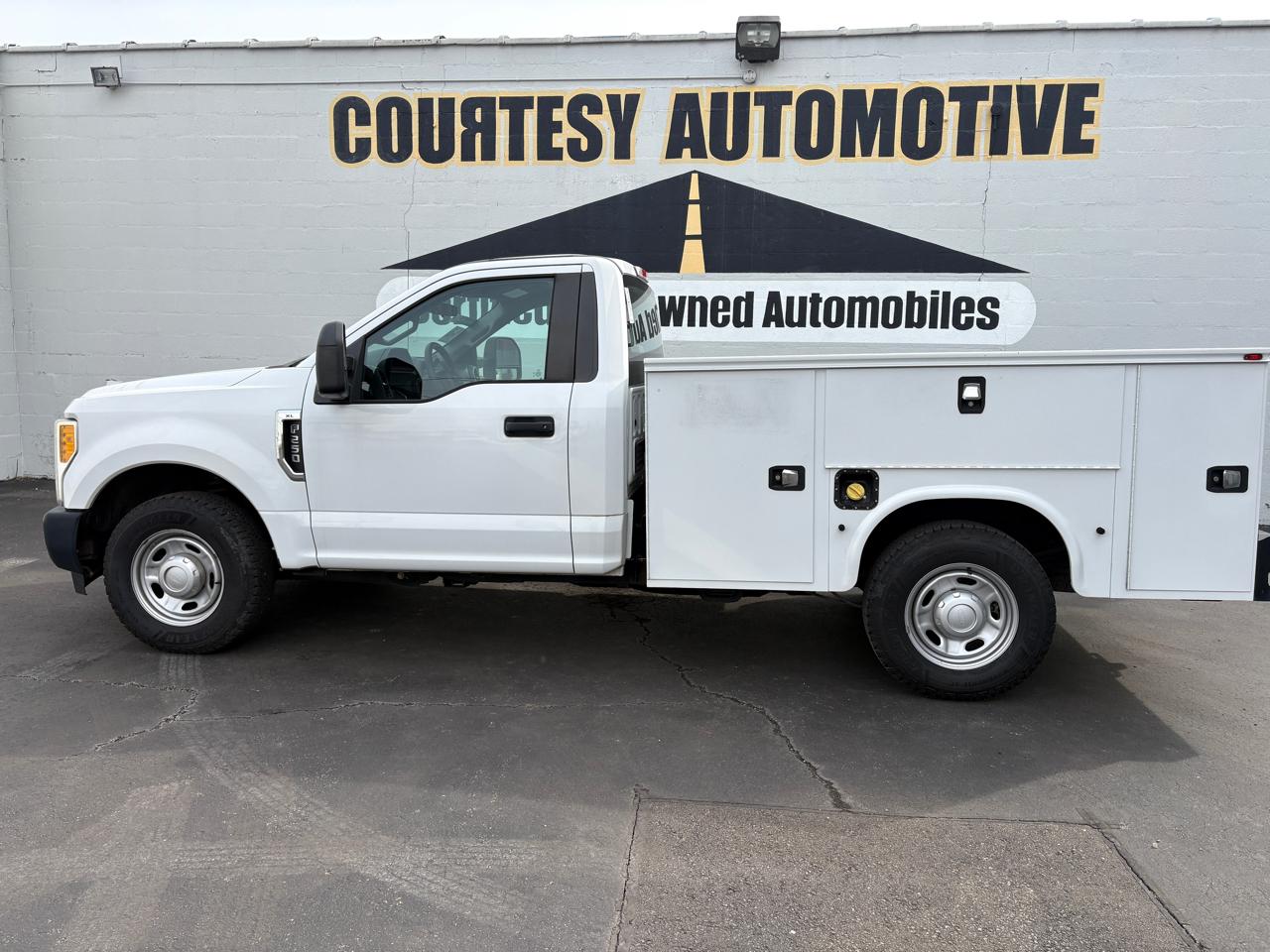 Ford Super Duty F-250 SRW XLT 2WD Reg Cab 8' Box 2017