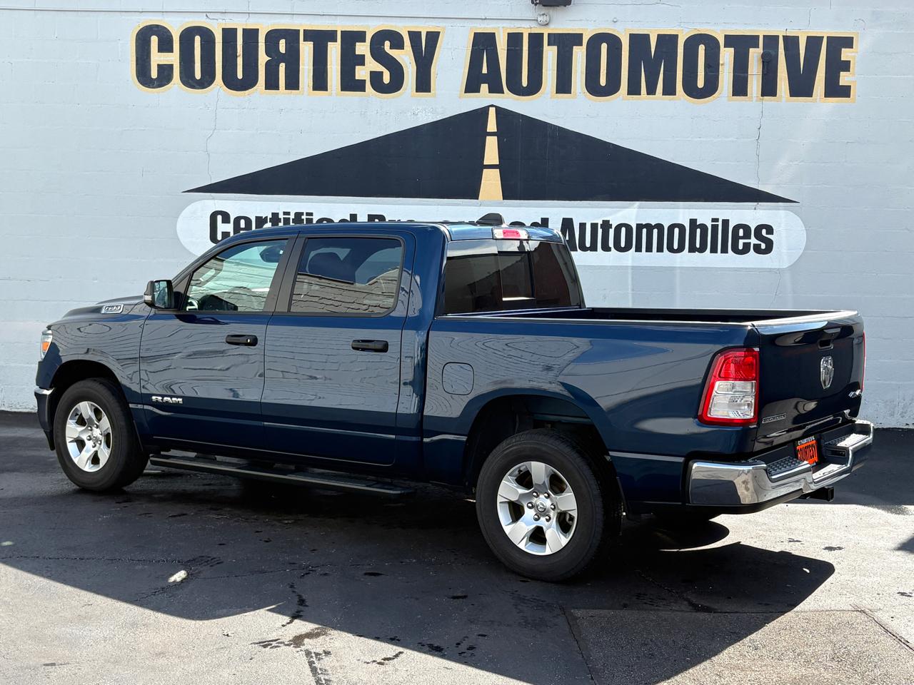 RAM 1500 Big Horn 4x4 Crew Cab 5'7" Box 2023