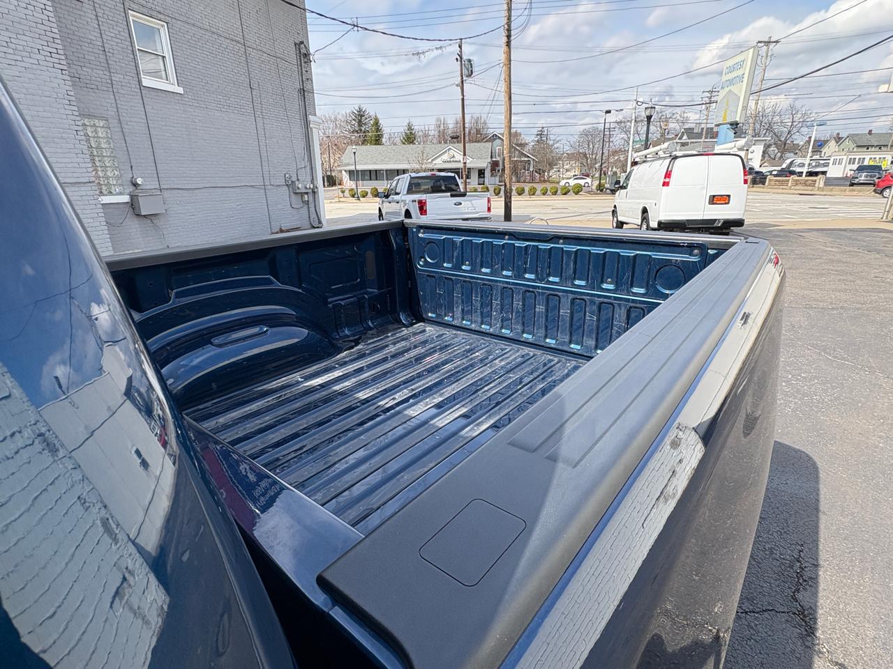 RAM 1500 Big Horn 4x4 Crew Cab 5'7" Box 2023