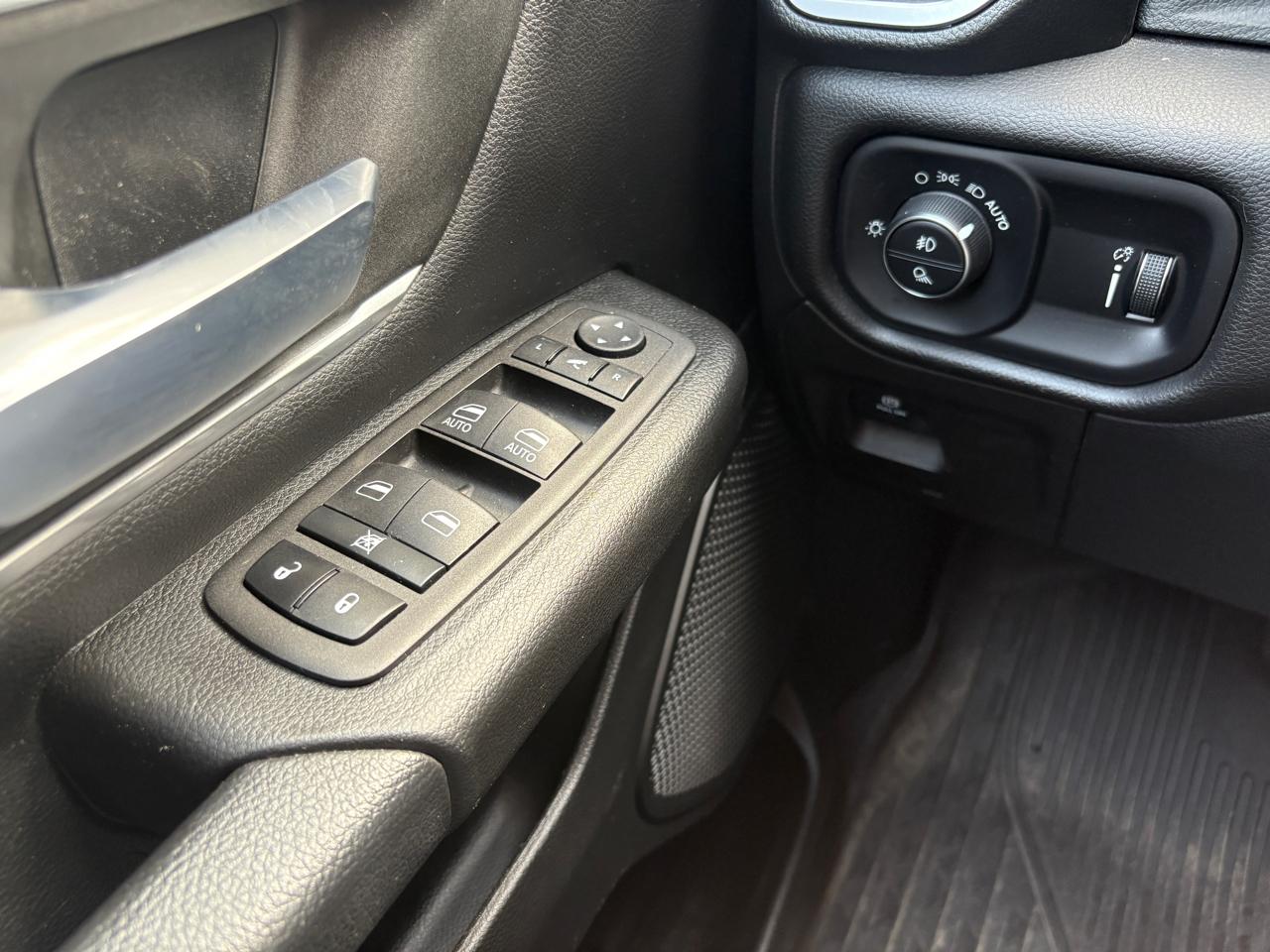 RAM 1500 Big Horn 4x4 Crew Cab 5'7" Box 2023