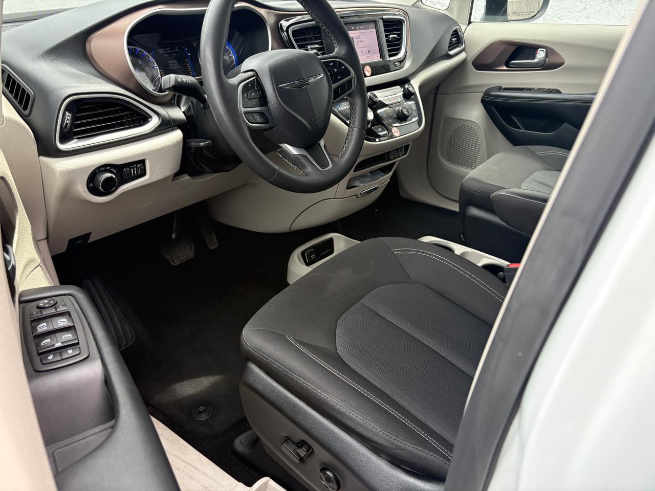 Chrysler Voyager LX FWD 2023