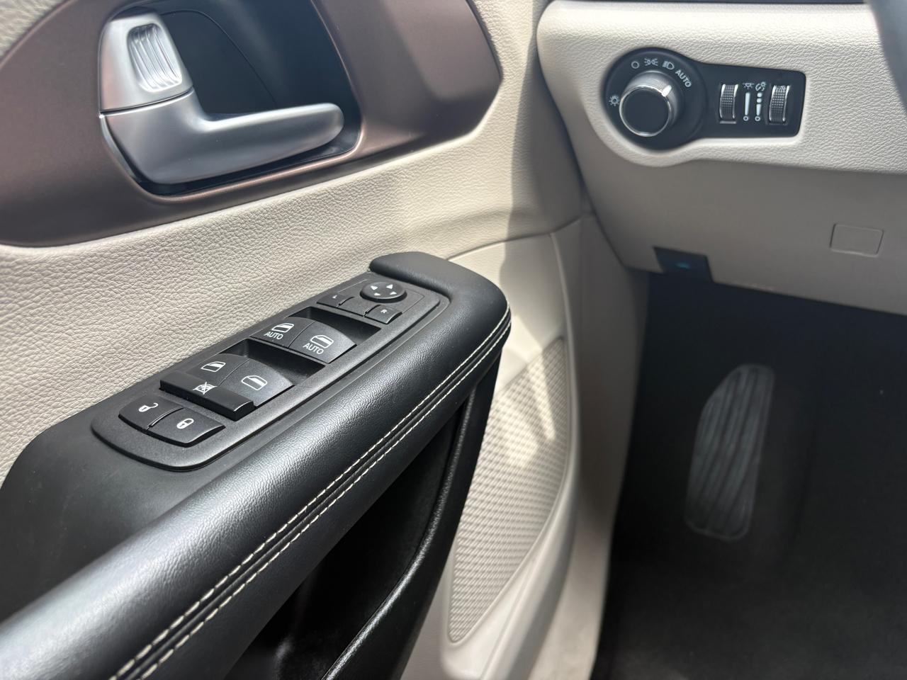 Chrysler Voyager LX FWD 2023