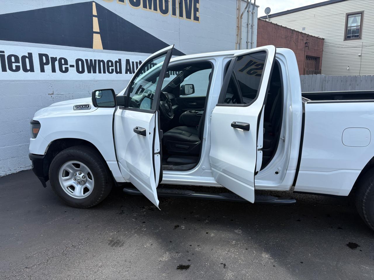 RAM 1500 Tradesman 4x4 Quad Cab 6'4" Box 2023