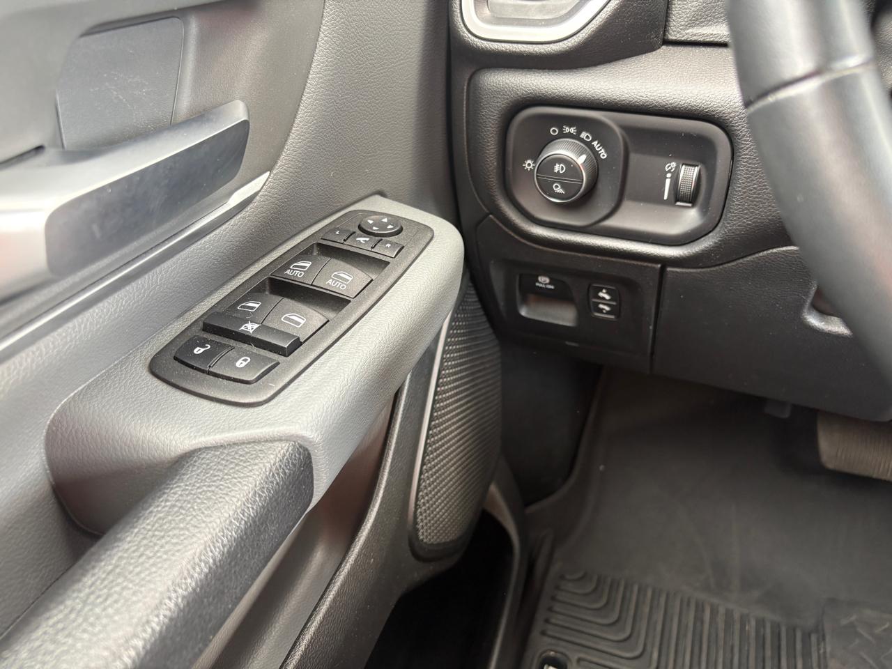 RAM 1500 Big Horn 4x4 Crew Cab 5'7" Box 2023