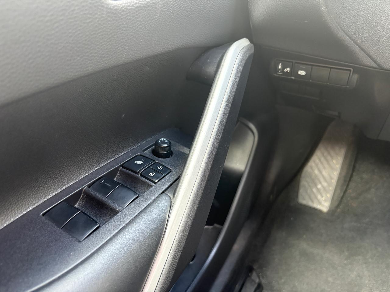 Toyota Corolla Cross XLE 2WD (Natl) 2025