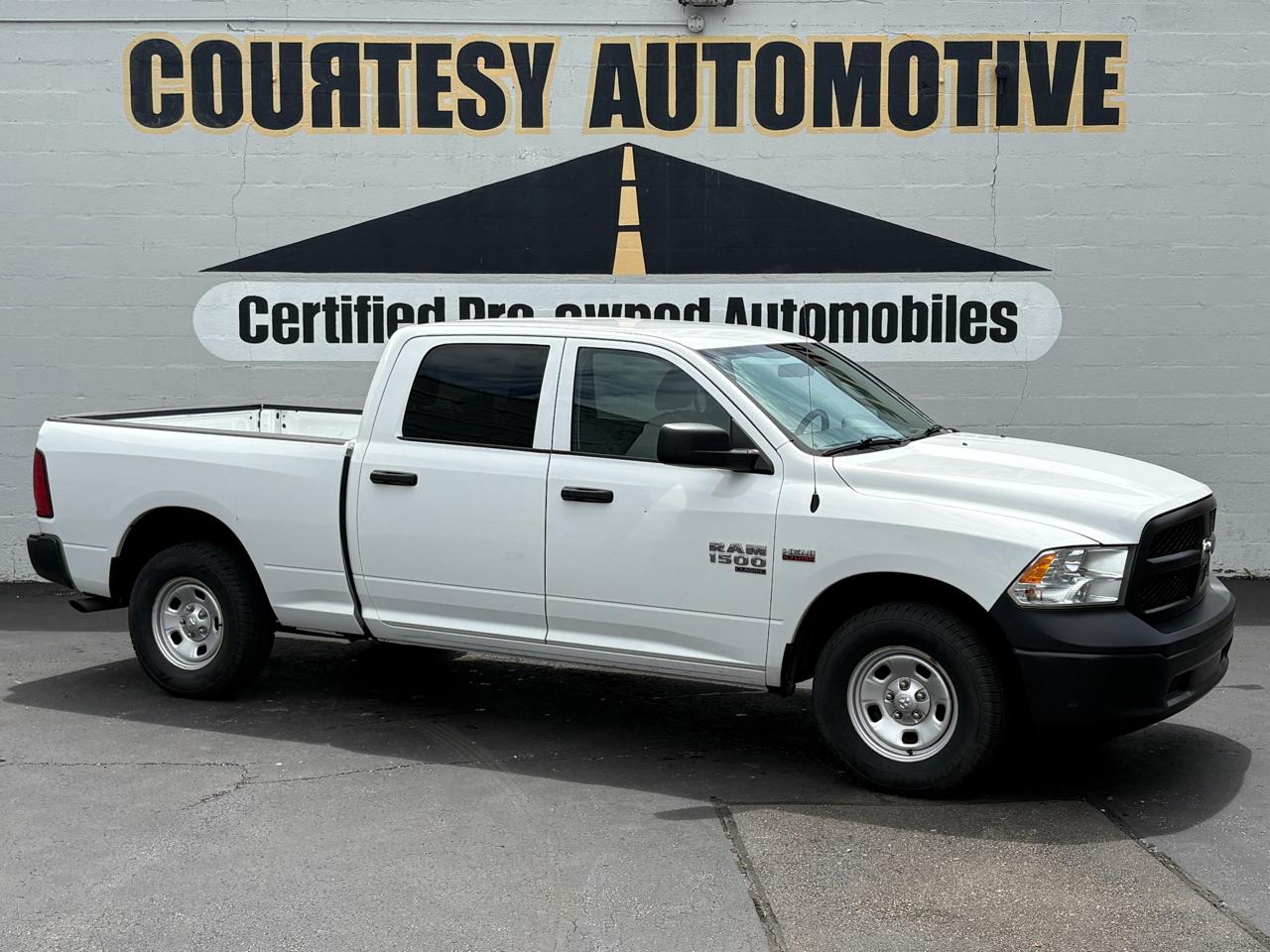 RAM 1500 Classic Tradesman 4x4 Crew Cab 6'4" Box 2023